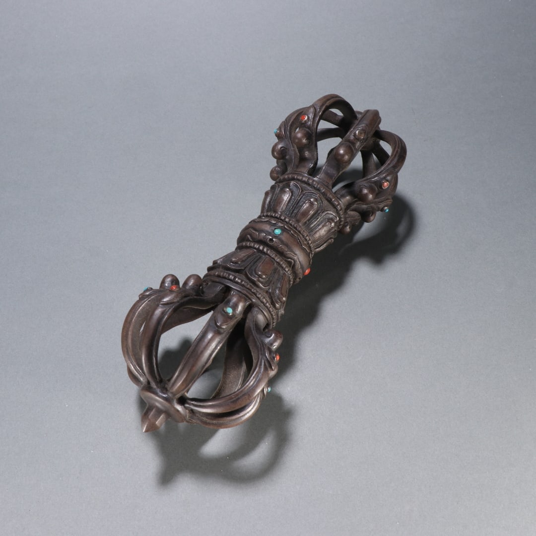 An Exquisite Bronze Inlaid Gems Vajry Pestle Ornament: An Exquisite Bronze Inlaid Gems Vajry Pestle Ornament Qing Dynasty, China Size:24.2cmx7.8cm Weight:1682.1g (The Dimensions Of All Batches Are Manually Measured.If You Need More Detailed