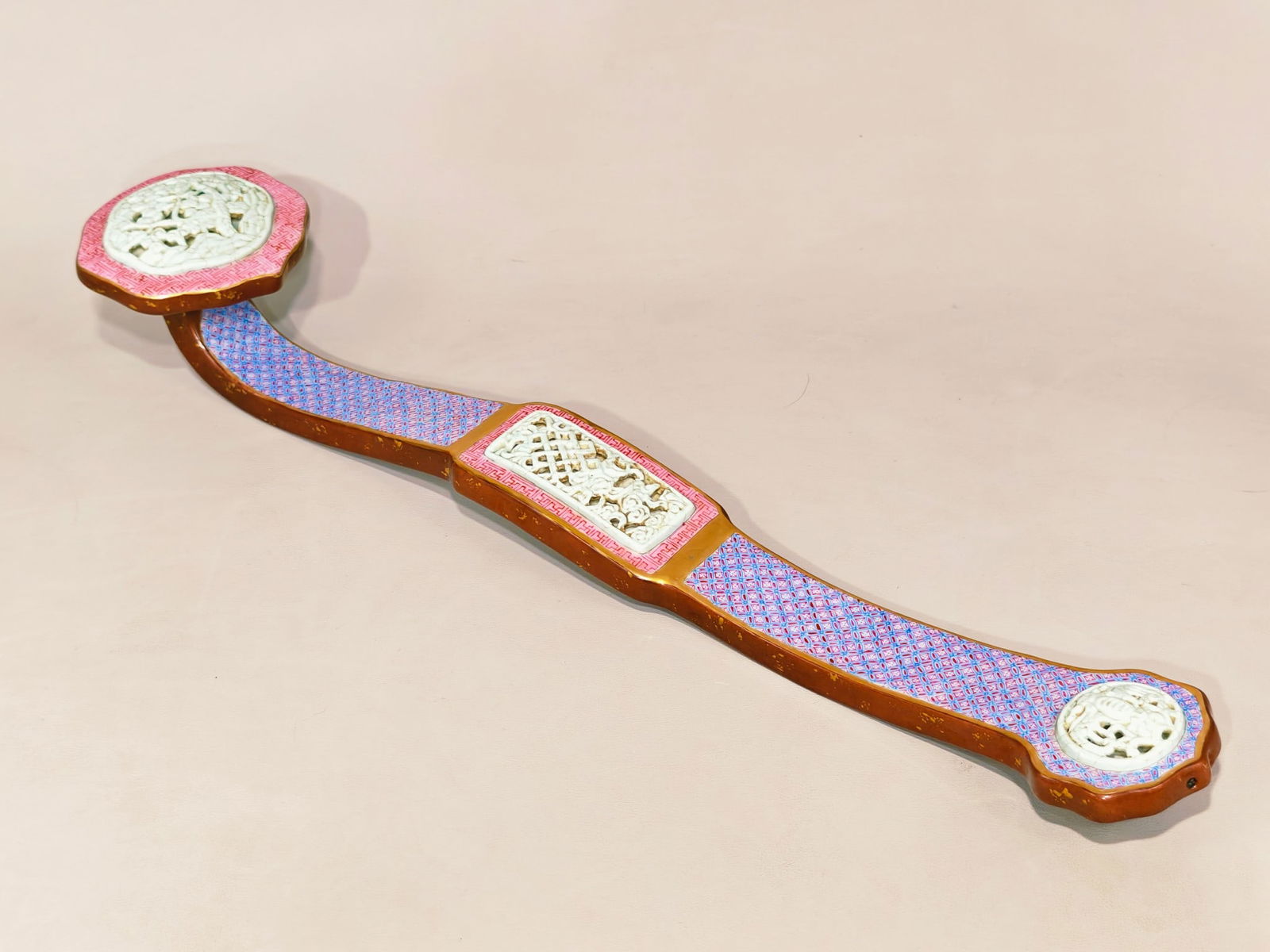 An Exquisite Famille-Rose Ruyi: An Exquisite Famille-Rose Ruyi Qing Dynasty, China Yongzheng Four-character Mark Size:8cmx50.5cmx10cm (The Dimensions Of All Batches Are Manually Measured.If You Need More Detailed Information,