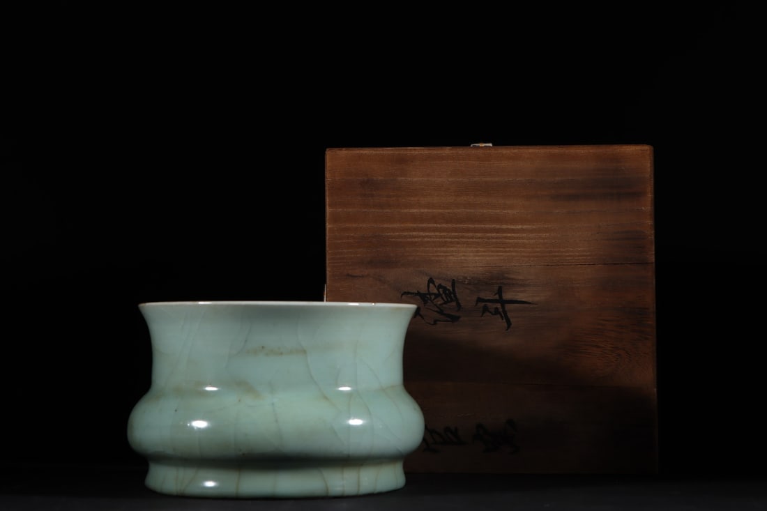 An Exquisite Guan yao Celadon Glazed Jar: An Exquisite Guan yao Celadon Glazed Jar Song Dynasty, China Size:10cmx16.5cm (The Dimensions Of All Batches Are Manually Measured.If You Need More Detailed Information, Please Contact Our Customer