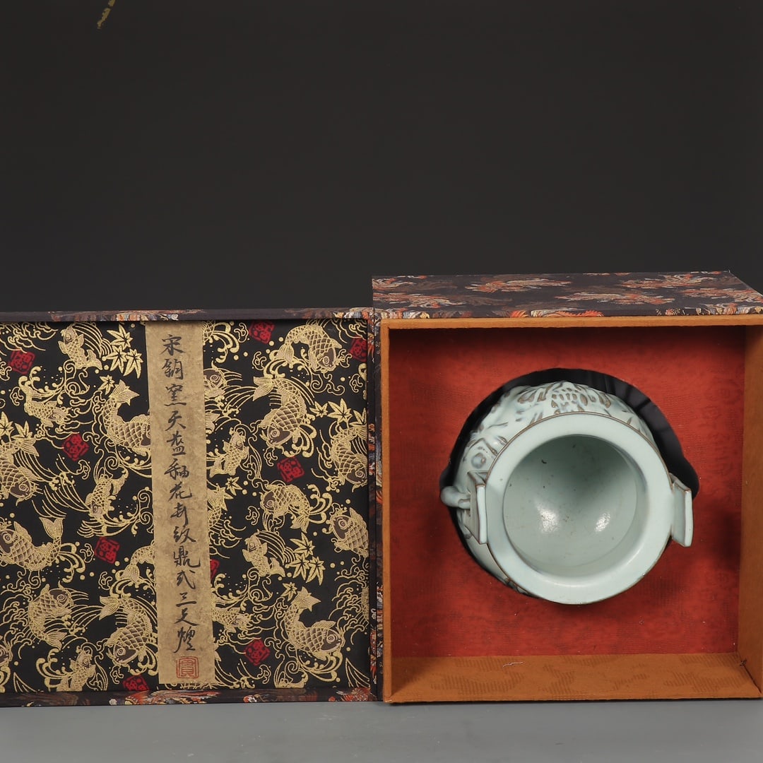 An Exquisite Jun yao Flower Pattern Double-Ears and Tripod Censer: An Exquisite Jun yao Flower Pattern Double-Ears and Tripod Censer Song Dynasty, China Size:24.2cmx24.5cm (The Dimensions Of All Batches Are Manually Measured.If You Need More Detailed Information,