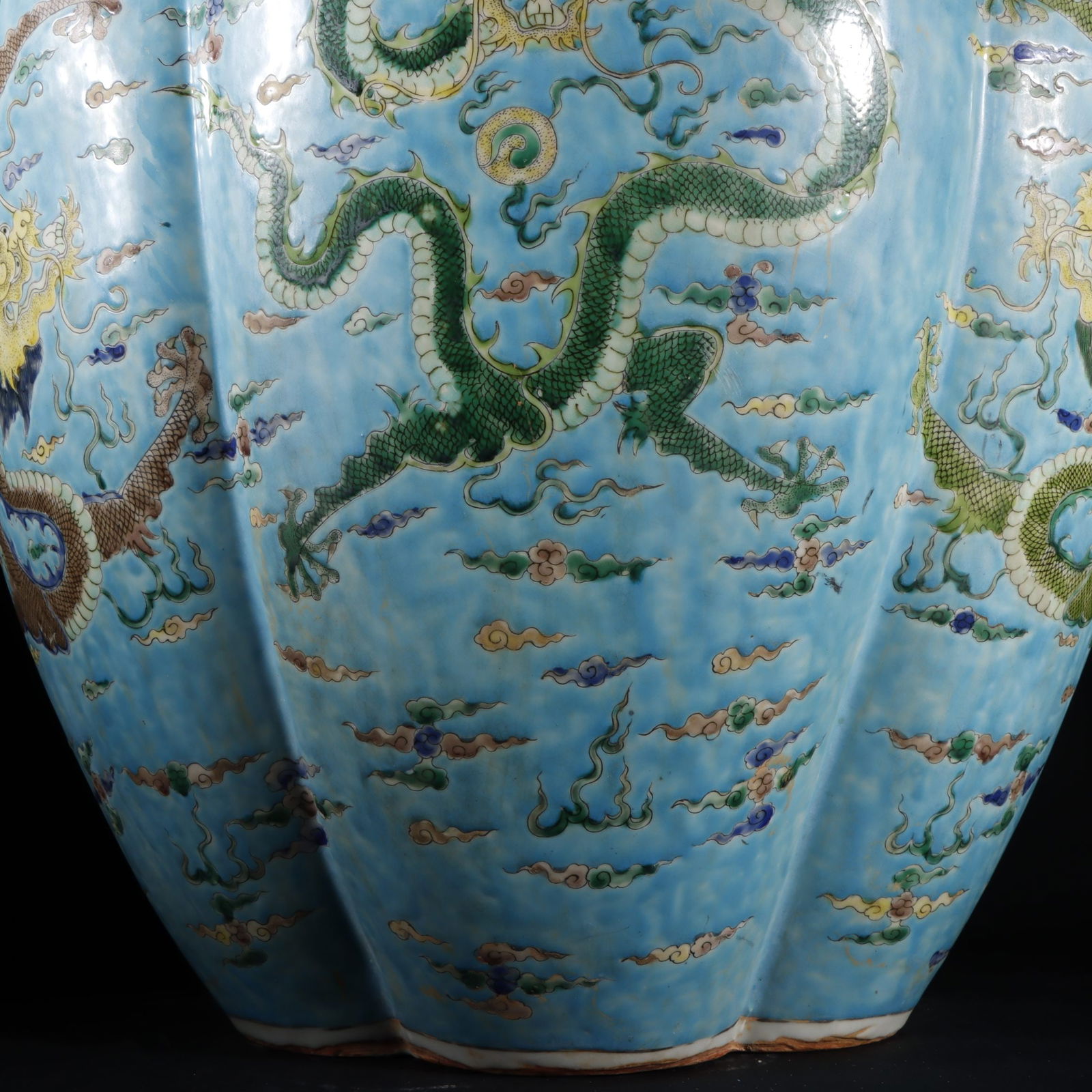An Exquisite Wucai Dragon Pattern Jar - 3