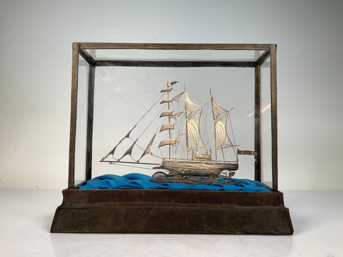 An Exquisite Silver Sailboat Ornament: An Exquisite Silver Sailboat Ornament Modern Time of China Size:17.5cmx12cm Size:23cmx19cm (The Dimensions Of All Batches Are Manually Measured.If You Need More Detailed Information, Please Contact