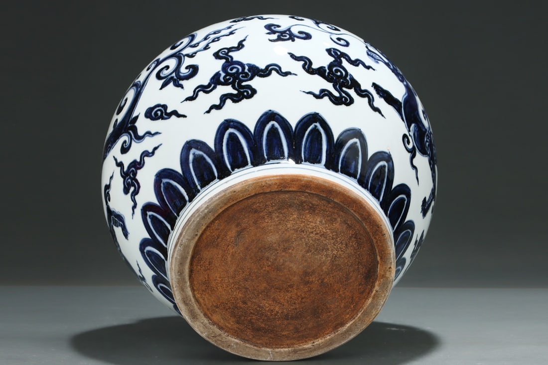 An Exquisite Blue and White Dragon Pattern Jar - 5