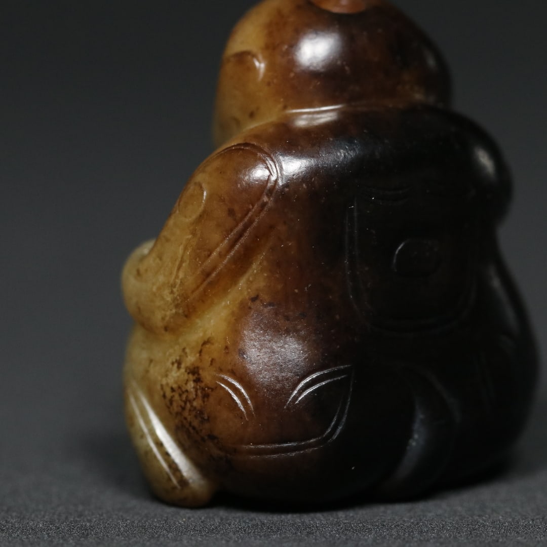 An Exquisite White Jade Monkey Pendant - 9