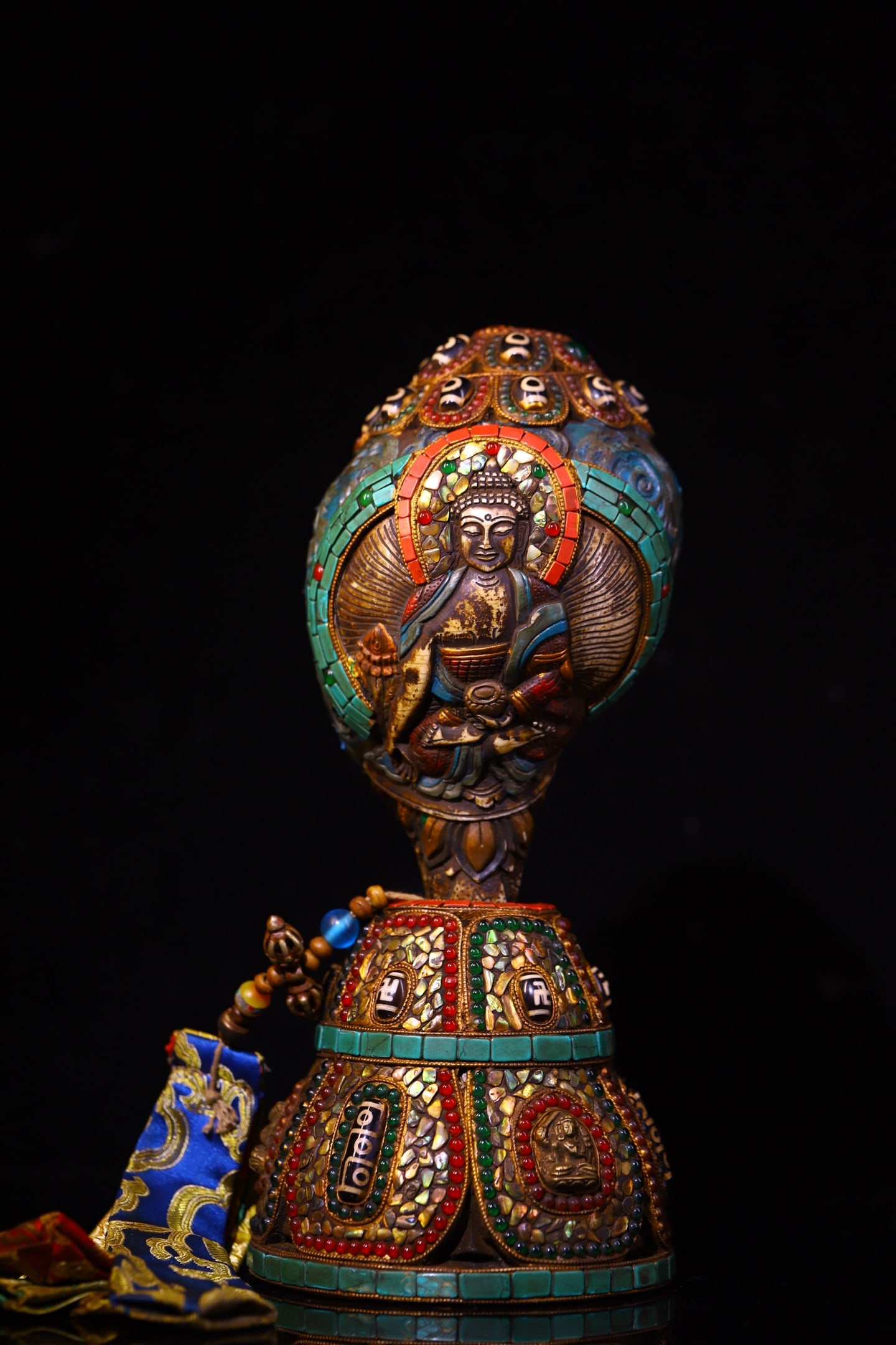 An Exquisite Wood Inlaid Gems Painted Color Buddha Statue Pattern Ornament: An Exquisite Wood Inlaid Gems Painted Color Buddha Statue Pattern Ornament Qing Dynasty, China Size:29cmx13cm Size:20cmx11cm Weight:1850g (The Dimensions Of All Batches Are Manually Measured.If You
