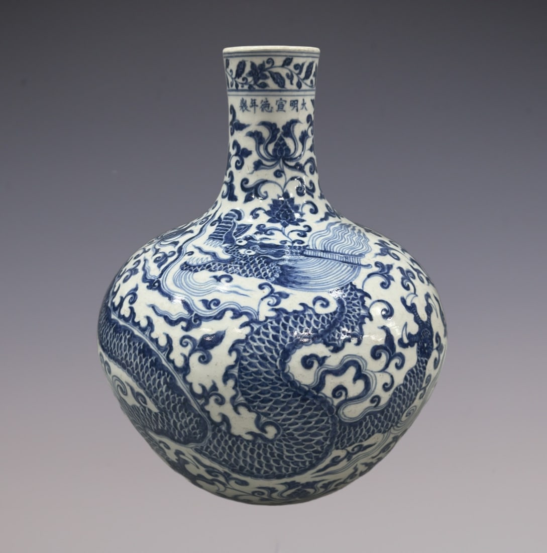 An Exquisite Blue and White Dragon Pattern Lotus Pattern Vase: An Exquisite Blue and White Dragon Pattern Lotus Pattern Vase Ming Dynasty, China Xuande Six-character Mark Size:40cm (The Dimensions Of All Batches Are Manually Measured.If You Need More Detailed Inf