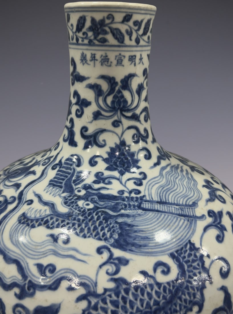 An Exquisite Blue and White Dragon Pattern Lotus Pattern Vase - 2