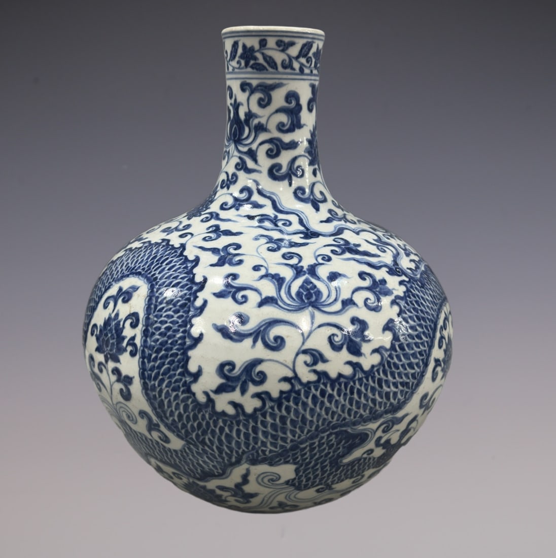 An Exquisite Blue and White Dragon Pattern Lotus Pattern Vase - 4
