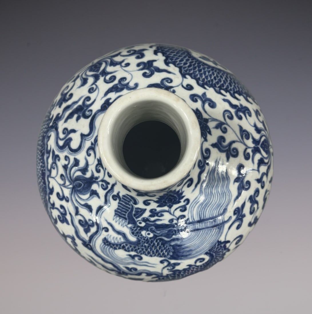 An Exquisite Blue and White Dragon Pattern Lotus Pattern Vase - 7
