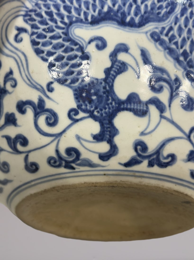 An Exquisite Blue and White Dragon Pattern Lotus Pattern Vase - 8