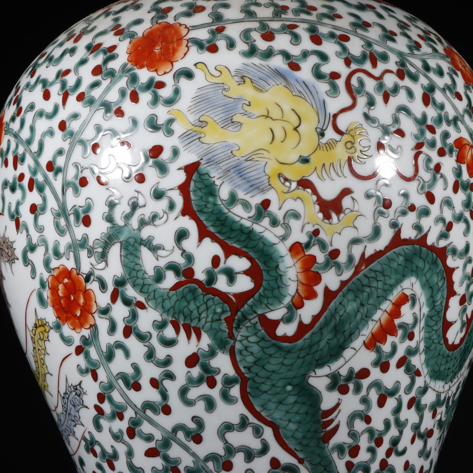 An Exquisite Wucai Dragon and Phoenix Pattern Lotus Pattern Vase - 7