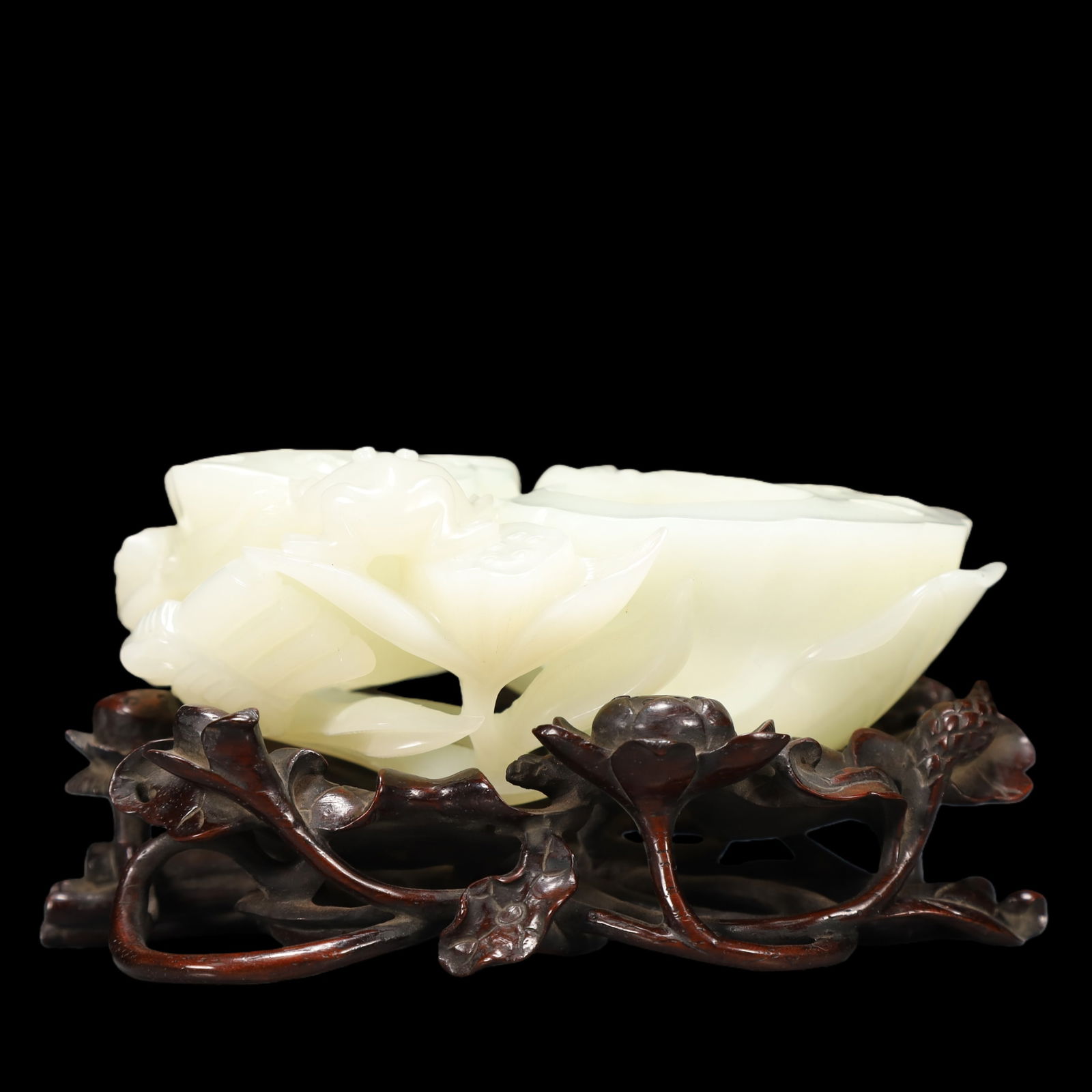 A Exquisite White Jade Water Pot: A Exquisite White Jade Water Pot Qing Dynasty, China Size:13cmx8cmx5cm Weight:370g (The Dimensions Of All Batches Are Manually Measured.If You Need More Detailed Information, Please Contact Our