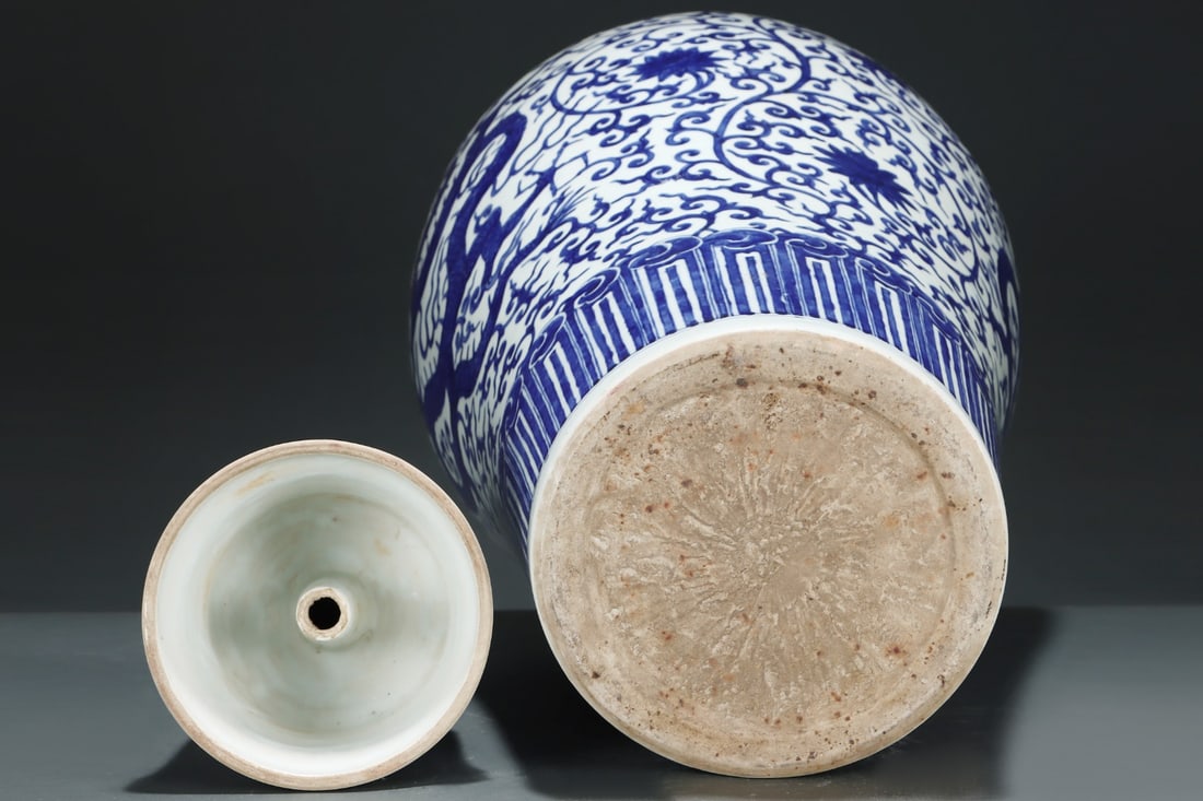 An Exquisite Blue and White Lotus Pattern Dragon Pattern Vase - 5