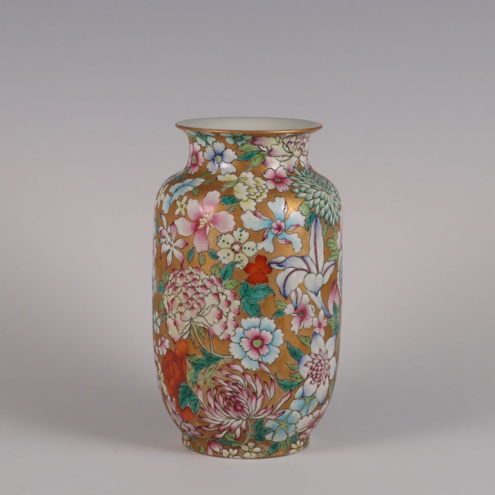 An Exquisite Famille-Rose Flower Pattern Vase - 2
