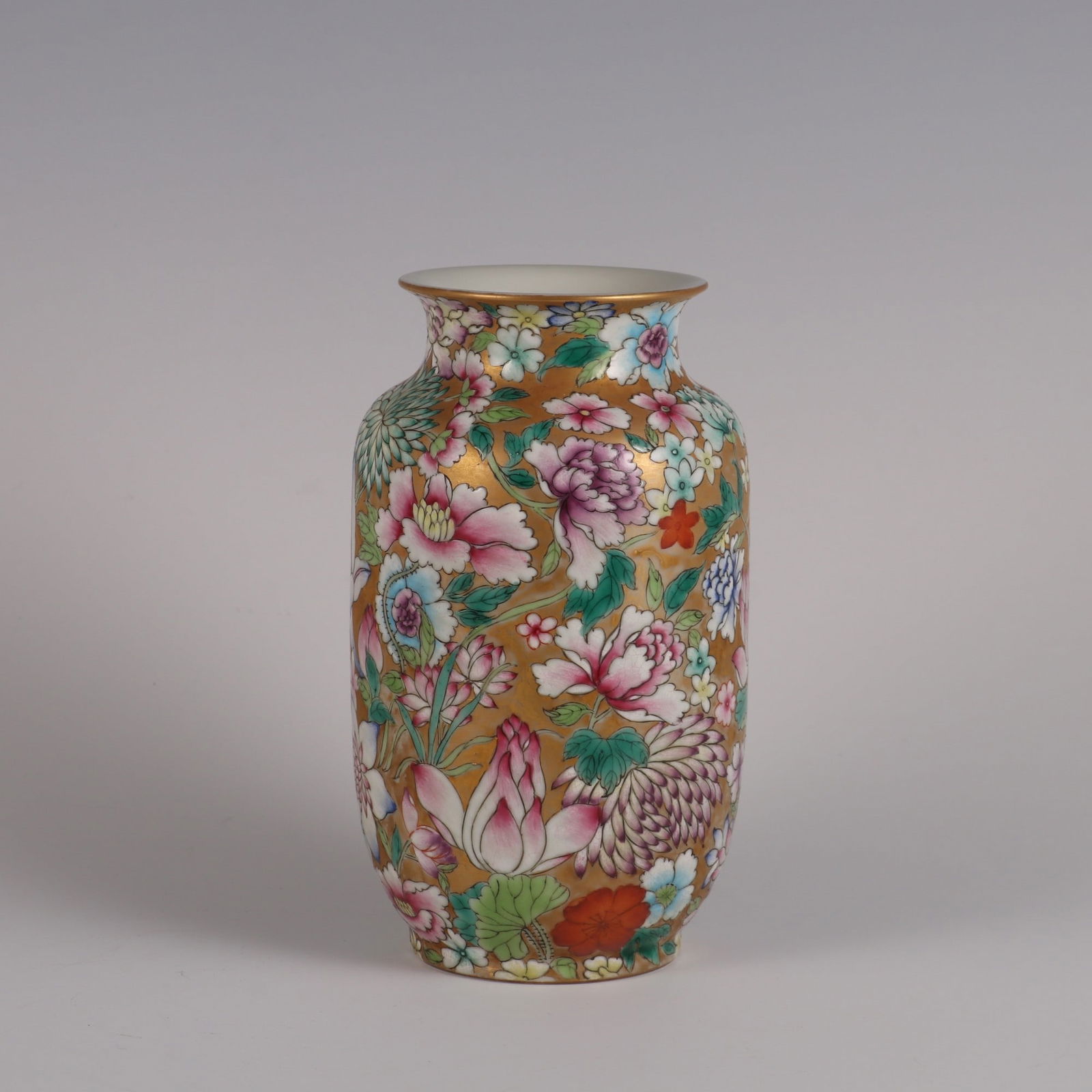 An Exquisite Famille-Rose Flower Pattern Vase - 3