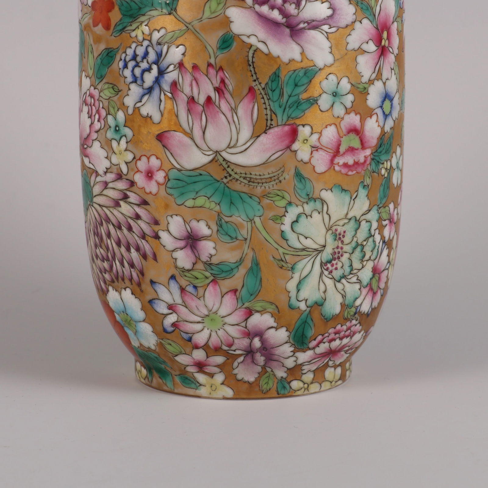 An Exquisite Famille-Rose Flower Pattern Vase - 5