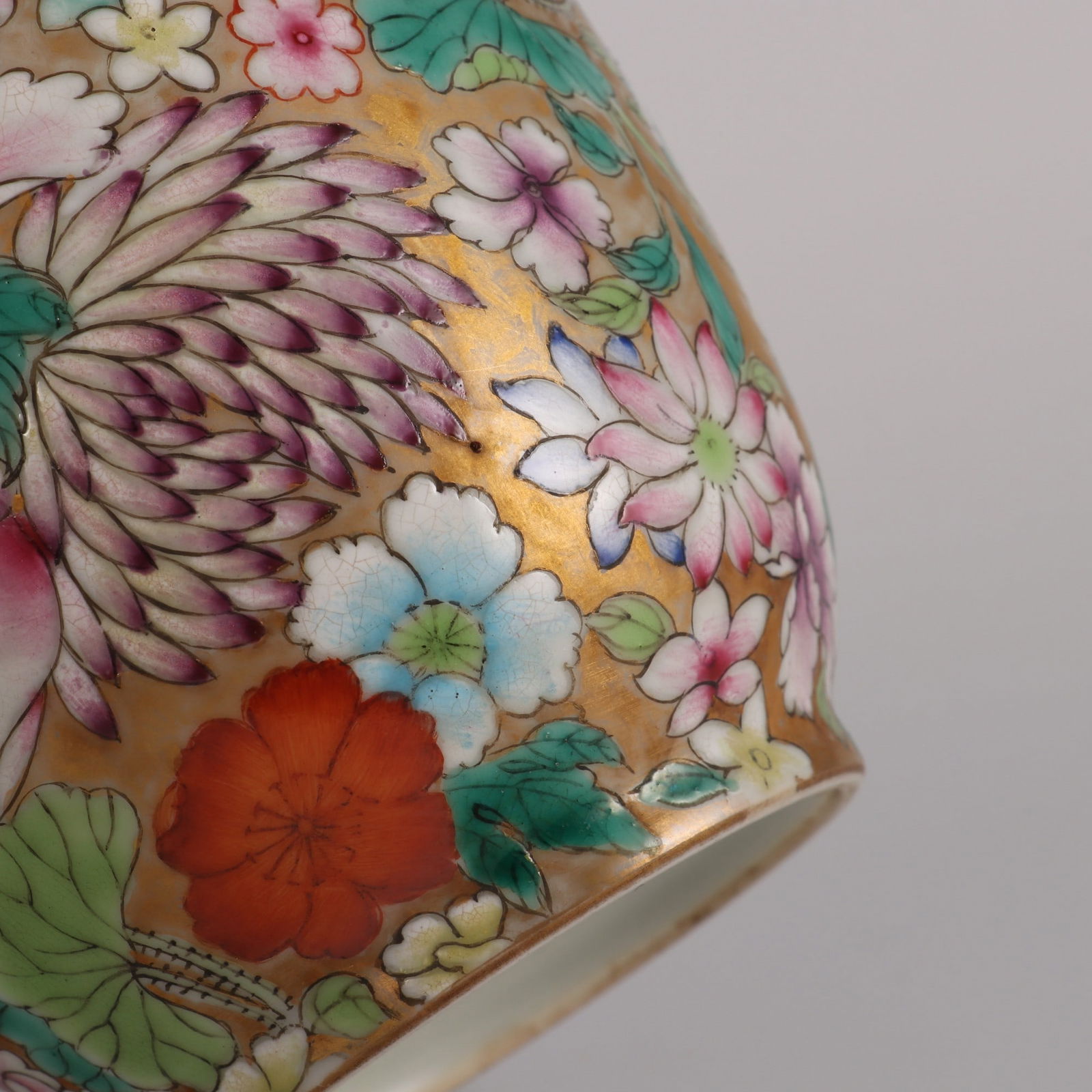 An Exquisite Famille-Rose Flower Pattern Vase - 6