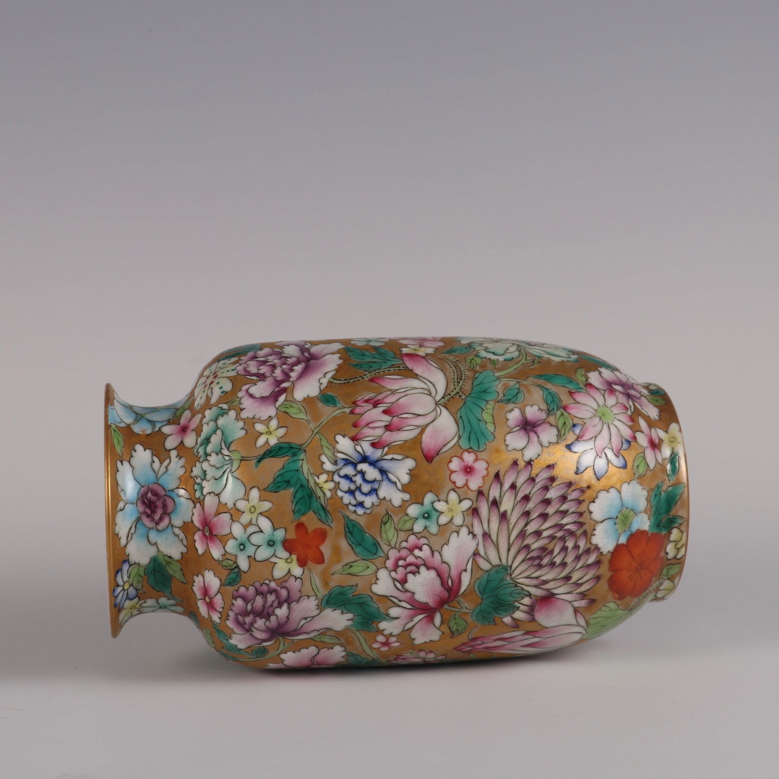 An Exquisite Famille-Rose Flower Pattern Vase - 7