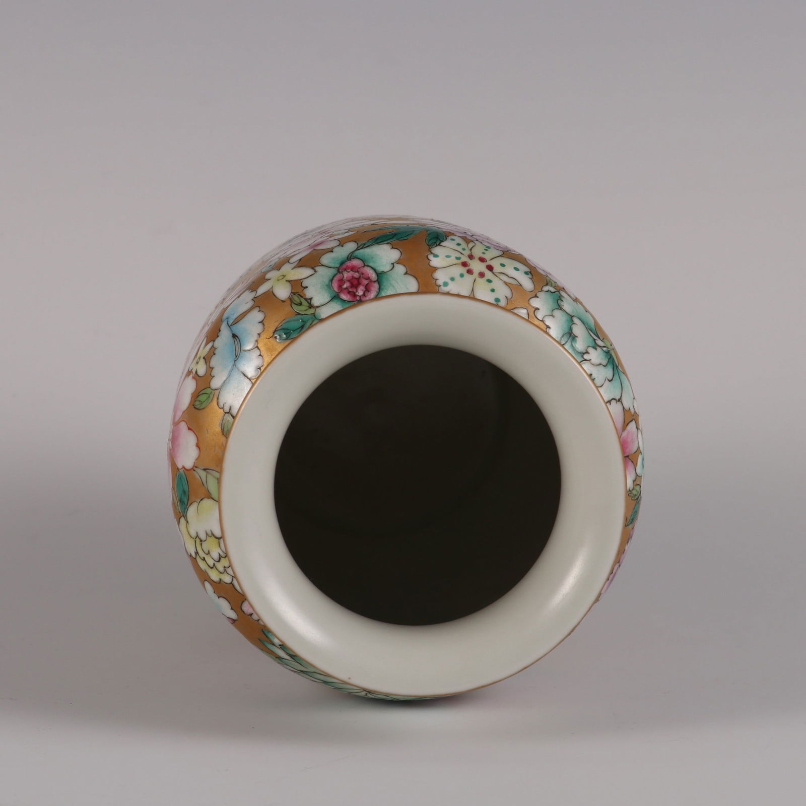 An Exquisite Famille-Rose Flower Pattern Vase - 8