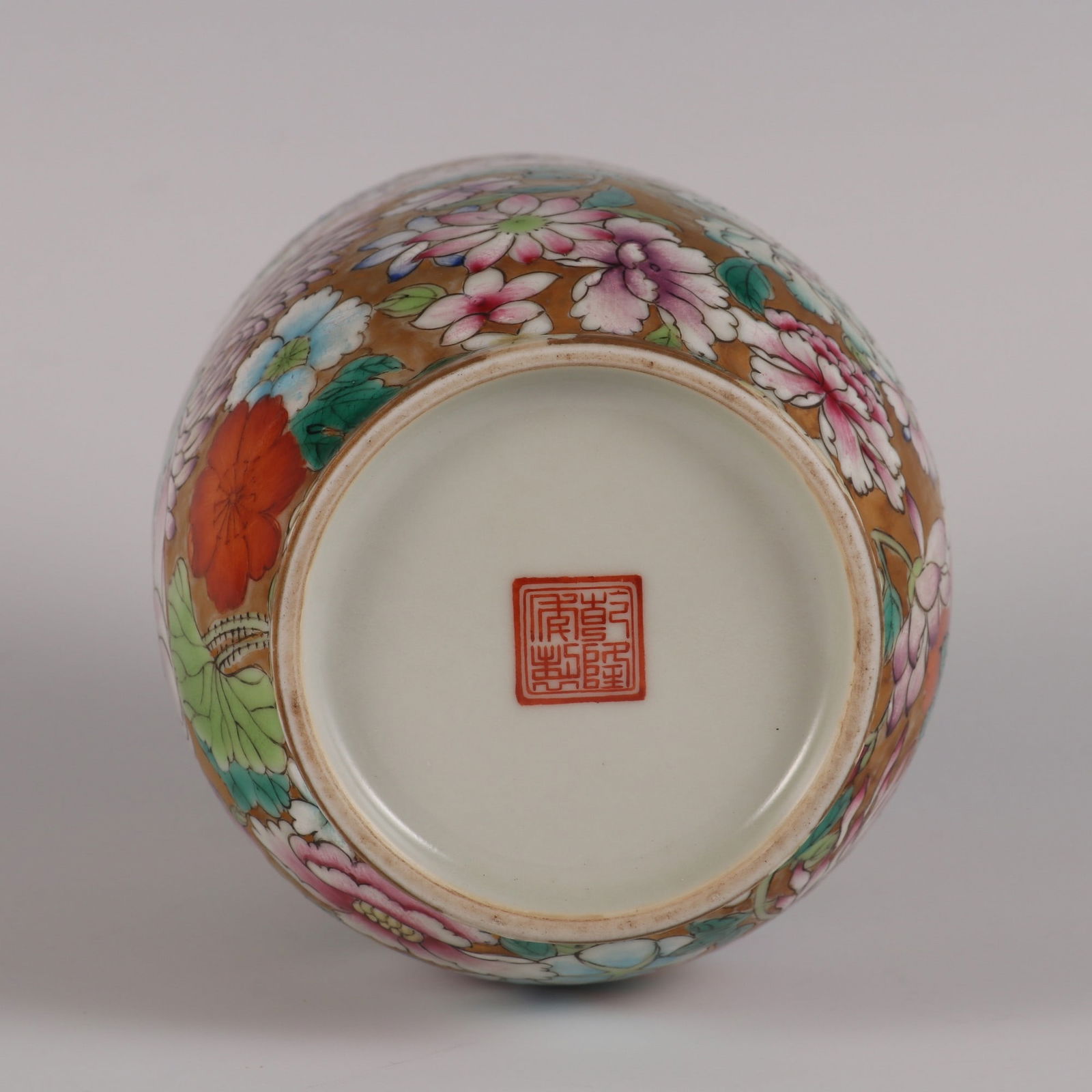 An Exquisite Famille-Rose Flower Pattern Vase - 9