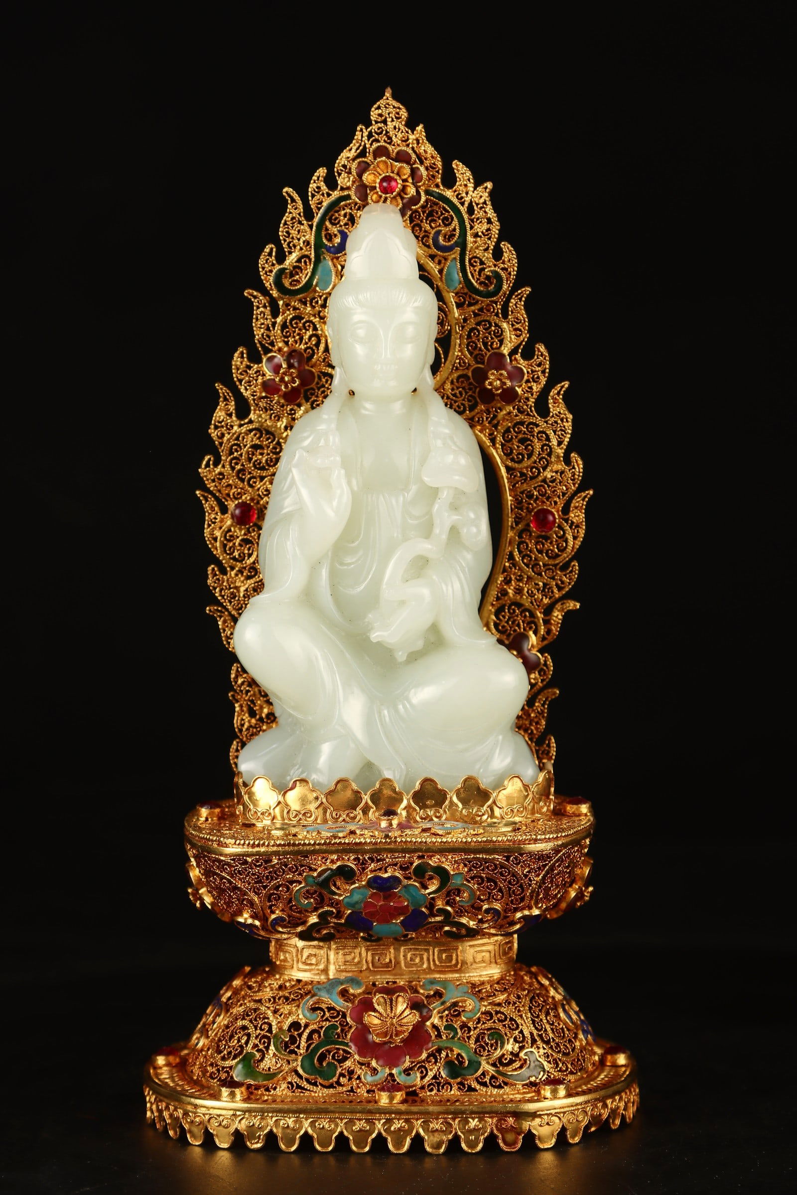 An Exquisite Gilt Bronze Inlaid White Jade Statue of Avalokitesvara Ornament: An Exquisite Gilt Bronze Inlaid White Jade Statue of Avalokitesvara Ornament Qing Dynasty, China Qianlong Four-character Mark Size:23cmx10.5cm Weight:635g (The Dimensions Of All Batches Are