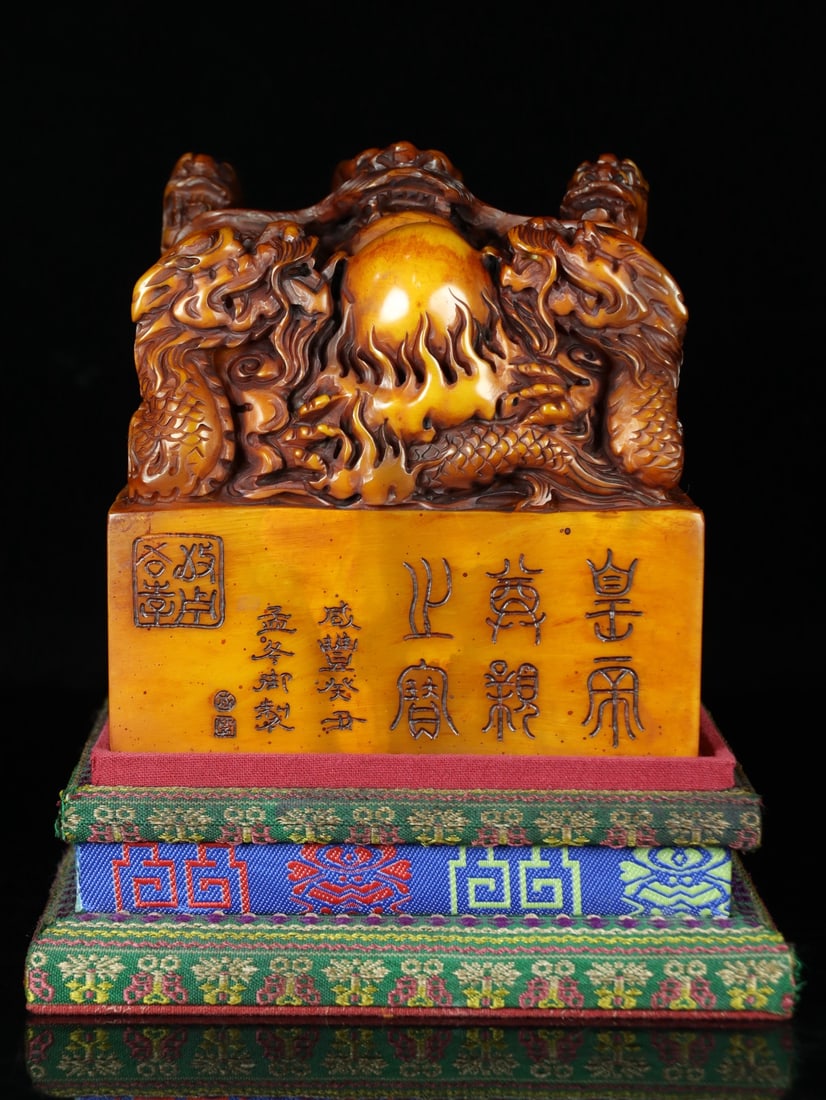 An Exquisite Tianhuang Stone Dragon Pattern Seal Ornament: An Exquisite Tianhuang Stone Dragon Pattern Seal Ornament Qing Dynasty, China Size:13cmx12cmx12cm Weight:3.48kg (The Dimensions Of All Batches Are Manually Measured.If You Need More Detailed