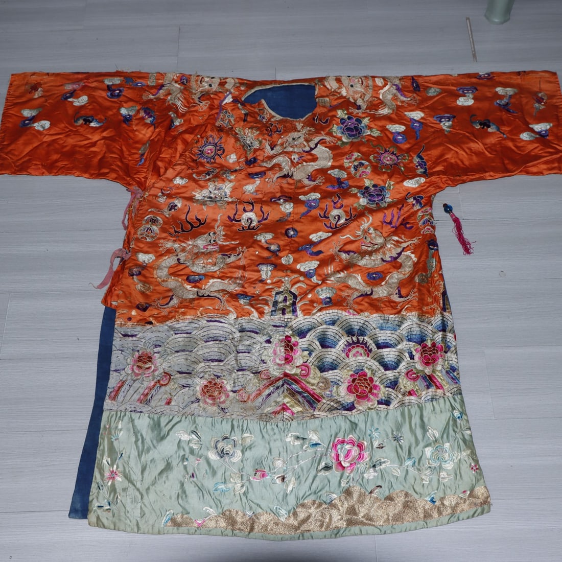 An Exquisite Kesi Dragon Pattern Flower Pattern Seawater Pattern Imperial Robe: An Exquisite Kesi Dragon Pattern Flower Pattern Seawater Pattern Imperial Robe Qing Dynasty, China Size:122cmx148cm (The Dimensions Of All Batches Are Manually Measured.If You Need More Detailed