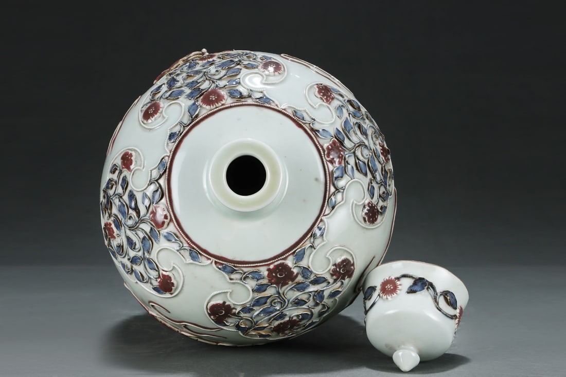 An Exquisite Blue and White Underglaze-Red Flower Pattern Dragon Pattern Vase - 4