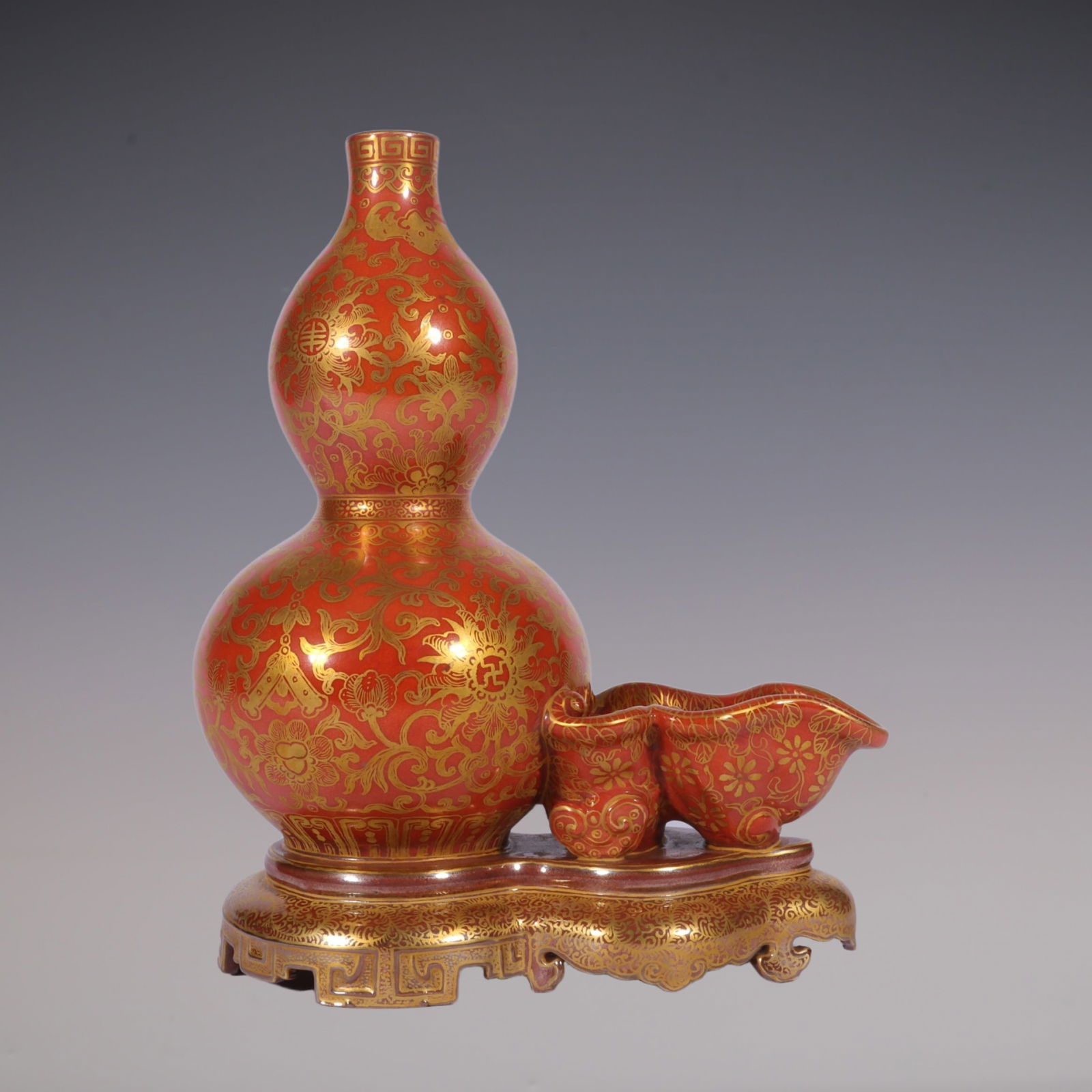 An Exquisite Famille-Rose Iron-Red Painted Gold Lotus Pattern Gourd-Shaped Brush Washer: An Exquisite Famille-Rose Iron-Red Painted Gold Lotus Pattern Gourd-Shaped Brush Washer Qing Dynasty, China Qianlong Six-character Mark Size:20.6cmx15.6cm (The Dimensions Of All Batches Are