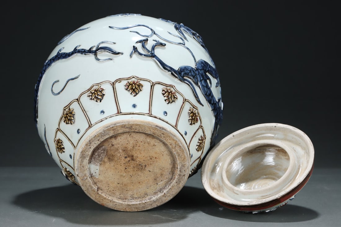 An Exquisite Blue and White Underglaze-Red Lotus Pattern Dragon Pattern Jar - 5