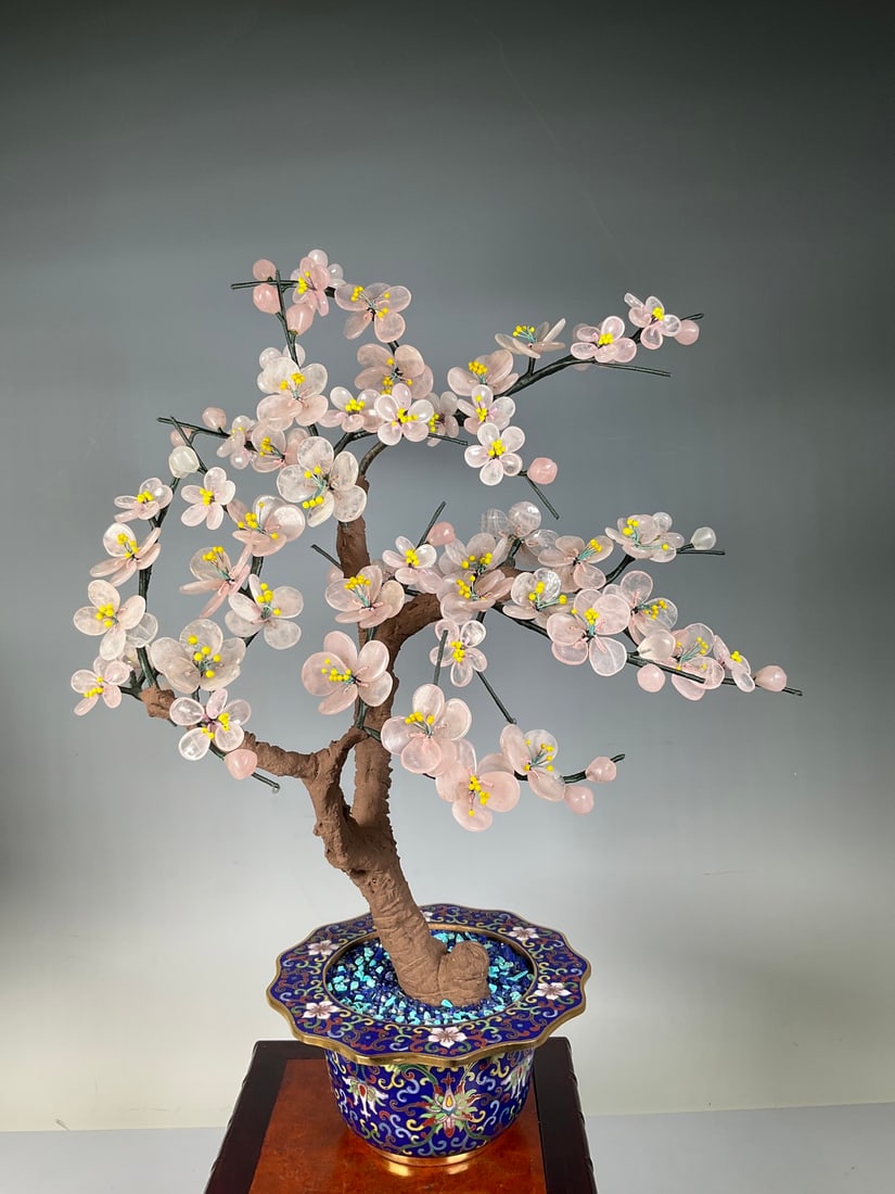 An Exquisite Cloisonne Inlaid Gems Lotus Pattern Bonsai: An Exquisite Cloisonne Inlaid Gems Lotus Pattern Bonsai Qing Dynasty, China Size:40cmx33cm (The Dimensions Of All Batches Are Manually Measured.If You Need More Detailed Information, Please Contact