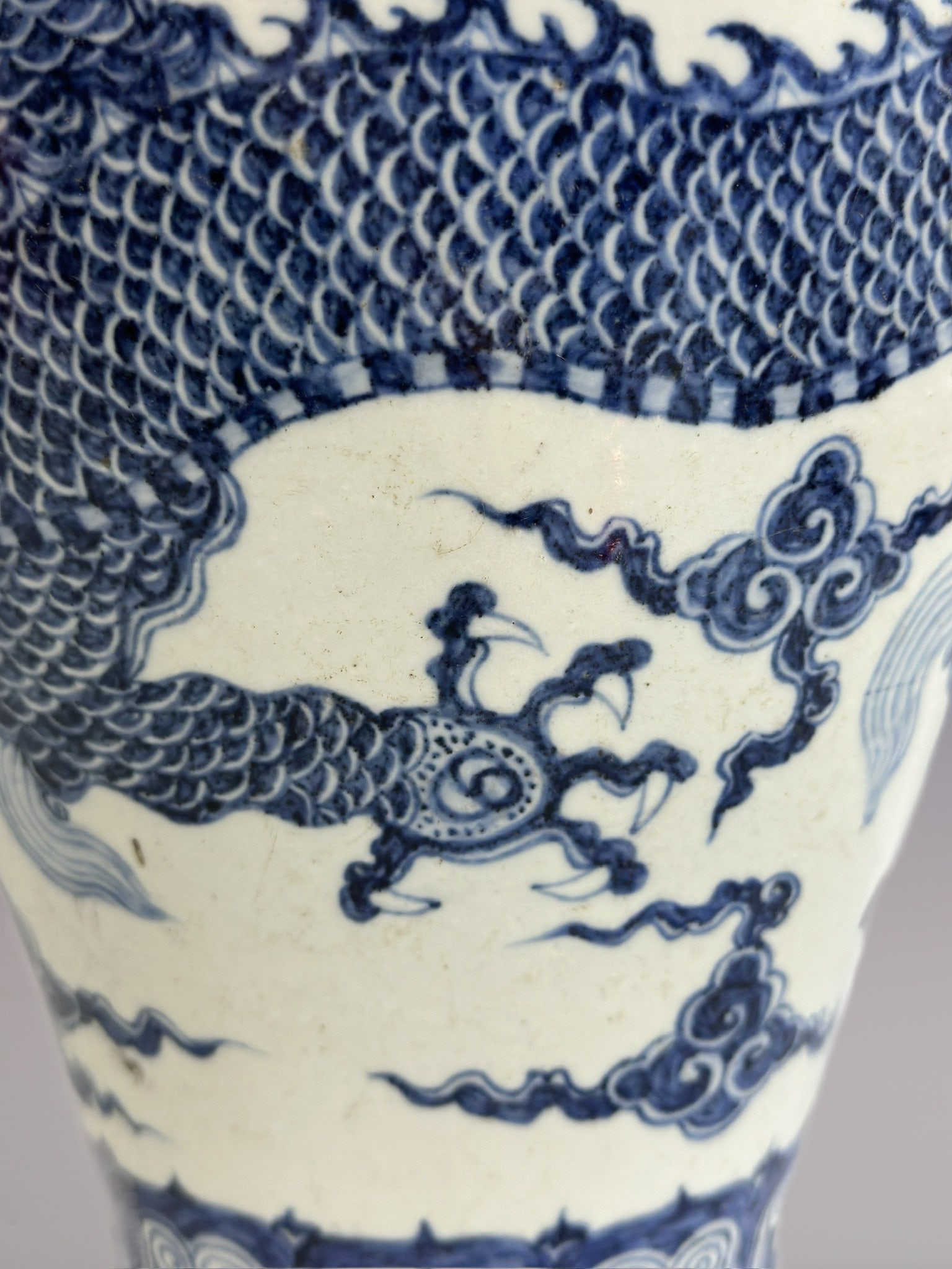 An Exquisite Blue and White Dragon Pattern Vase - 4