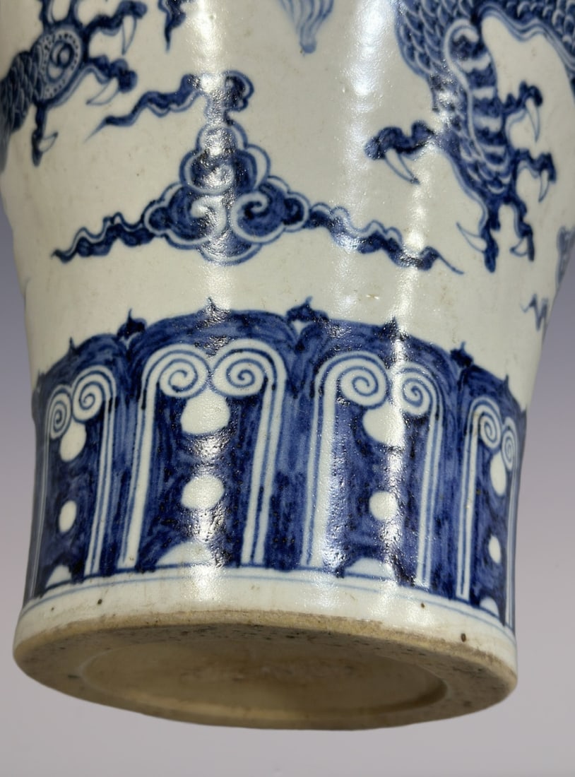 An Exquisite Blue and White Dragon Pattern Vase - 8
