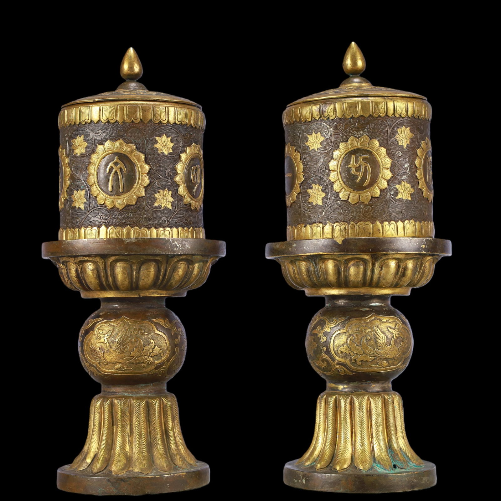 A Exquisite A pair of Gilt Silver Lotus Pattern Phoenix Pattern Jar: A Exquisite A pair of Gilt Silver Lotus Pattern Phoenix Pattern Jar Qing Dynasty, China Size:8.5cmx20cm Weight:1550g (The Dimensions Of All Batches Are Manually Measured.If You Need More Detailed