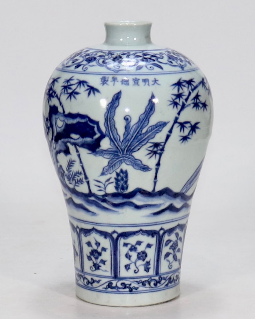 An Exquisite Blue and White Lotus Pattern Banana Leaf Pattern Vase: An Exquisite Blue and White Lotus Pattern Banana Leaf Pattern Vase Ming Dynasty, China Xuande Six-character Mark Size:25cm (The Dimensions Of All Batches Are Manually Measured.If You Need More