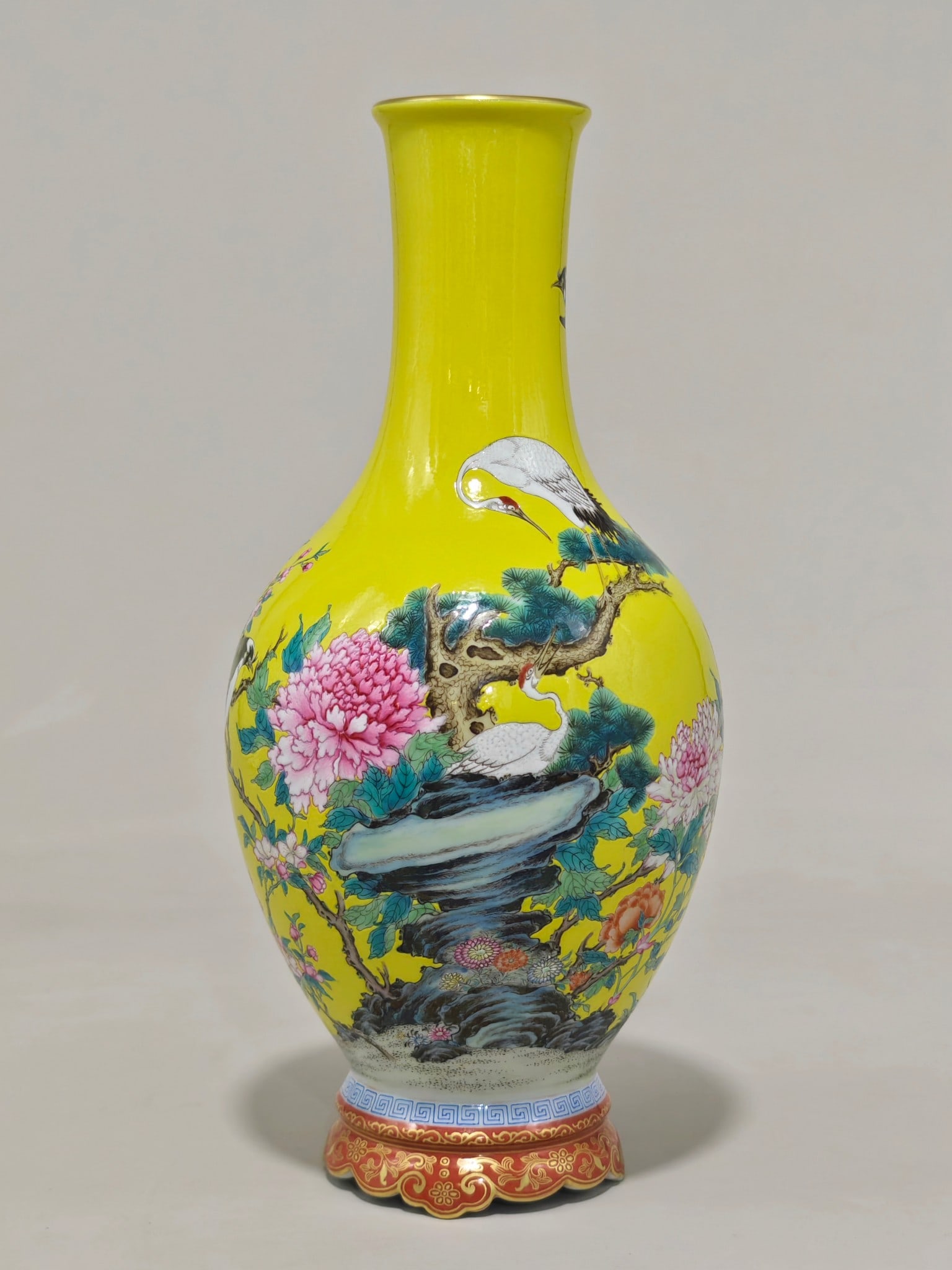 An Exquisite Famille-Rose Pine and Crane Pattern Flower and Bird Pattern Vase: An Exquisite Famille-Rose Pine and Crane Pattern Flower and Bird Pattern Vase Qing Dynasty, China Qianlong Six-character Mark Size:27cmx13cm (The Dimensions Of All Batches Are Manually Measured.If