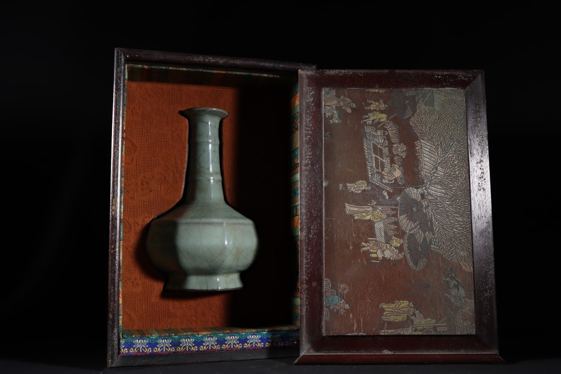 An Exquisite Guan yao Celadon Glazed Vase: An Exquisite Guan yao Celadon Glazed Vase Song Dynasty, China Size:23.3cmx15.5cm (The Dimensions Of All Batches Are Manually Measured.If You Need More Detailed Information, Please Contact Our