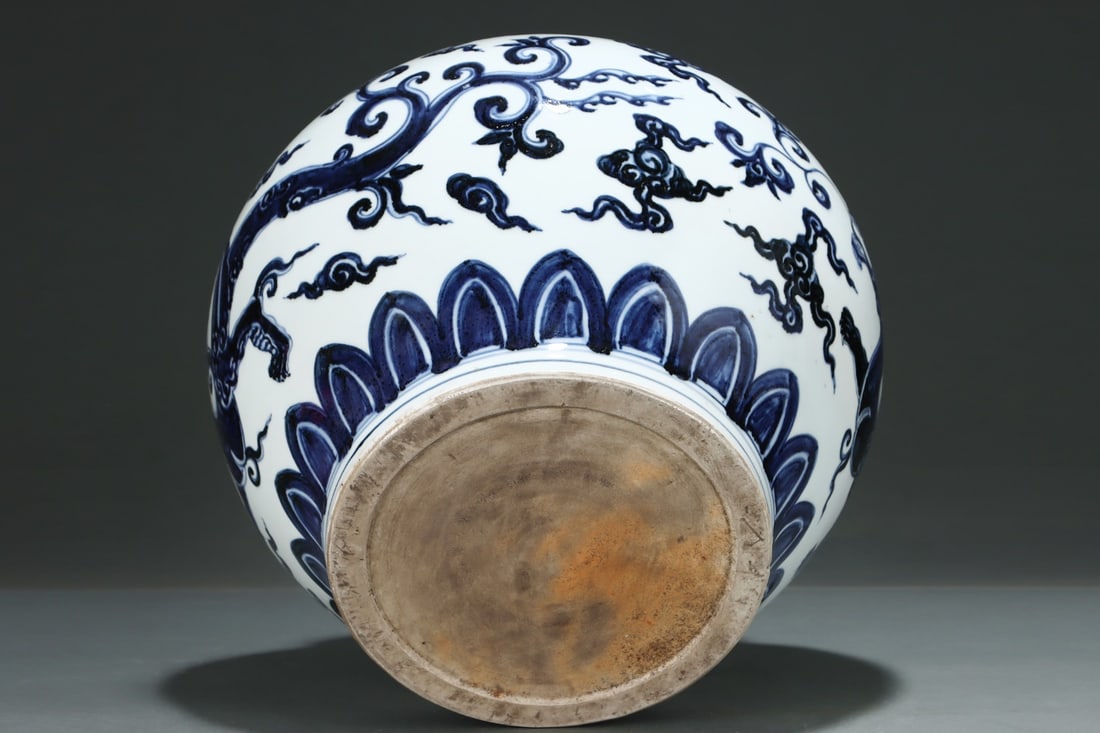 An Exquisite Blue and White Dragon Pattern Jar - 5