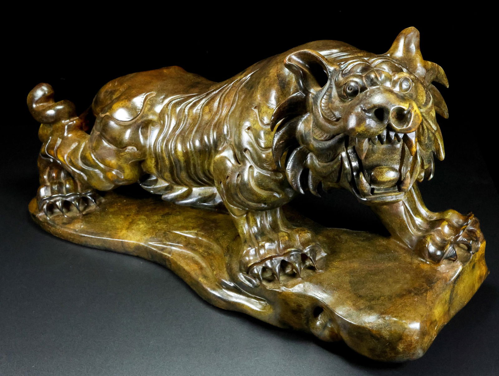 An Exquisite White Jade Tiger Ornament: An Exquisite White Jade Tiger Ornament Qing Dynasty, China Size:59cmx32cmx25cm Weight:26500g (The Dimensions Of All Batches Are Manually Measured.If You Need More Detailed Information, Please