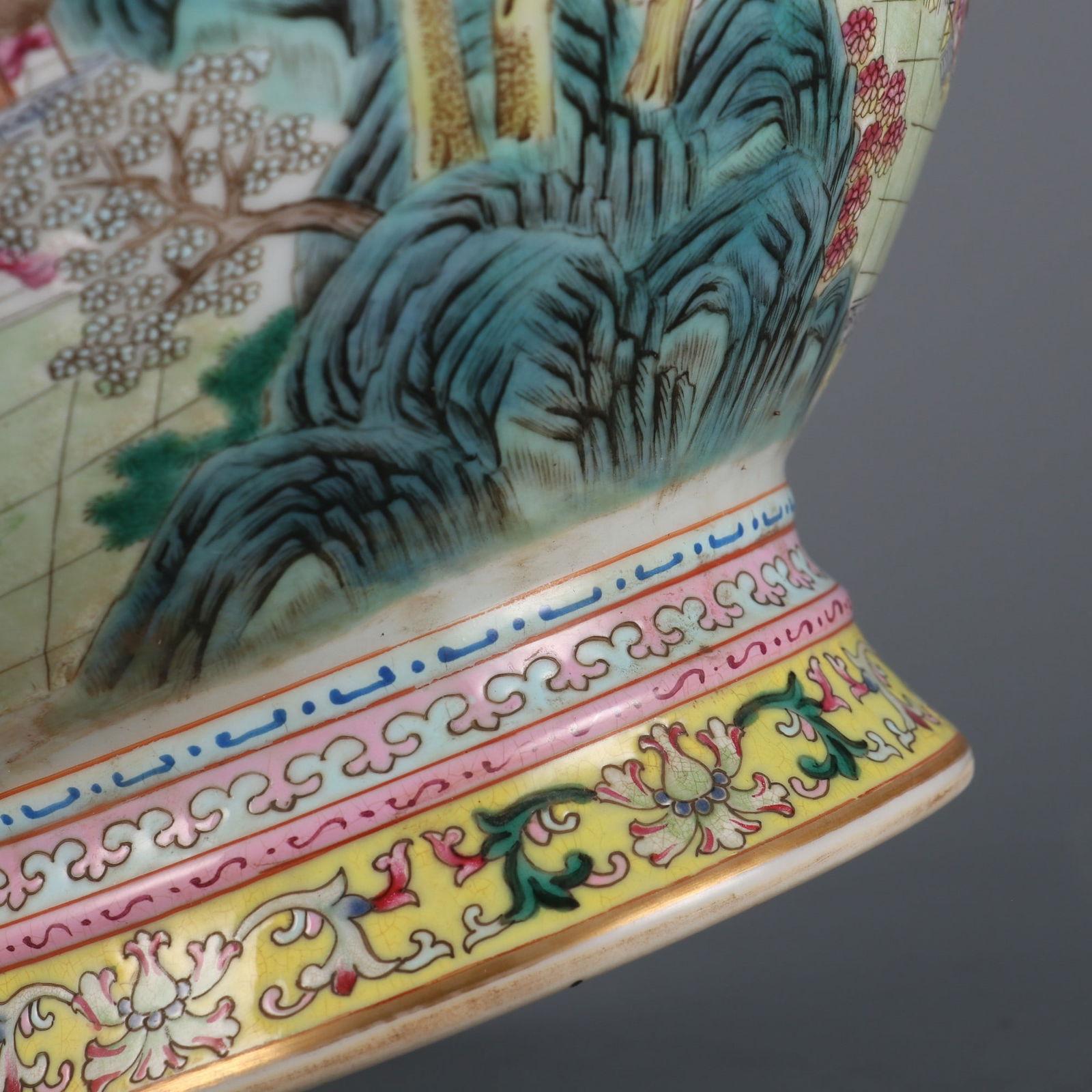 An Exquisite Famille-Rose Landscape Pattern Lotus Pattern Vase - 7