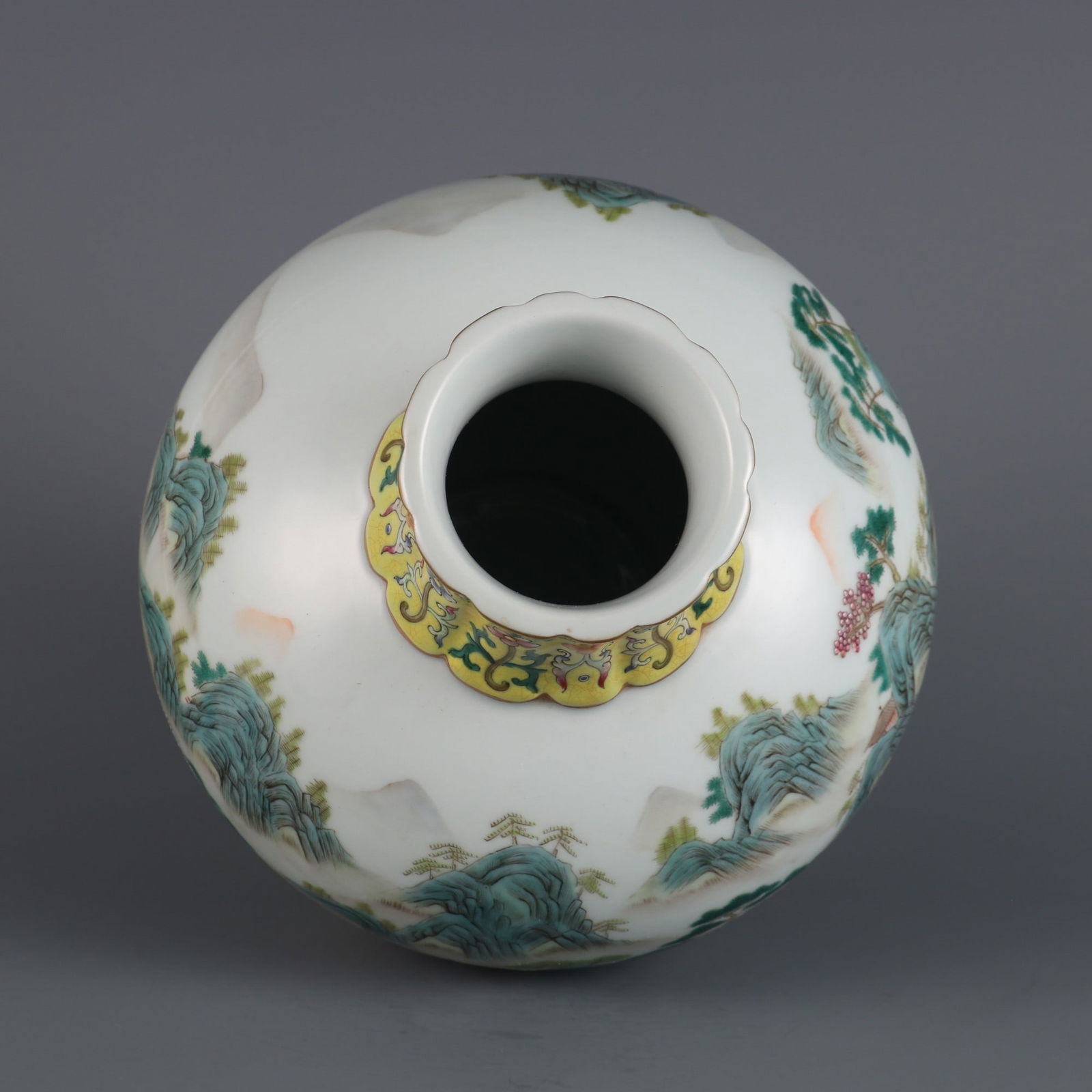 An Exquisite Famille-Rose Landscape Pattern Lotus Pattern Vase - 8