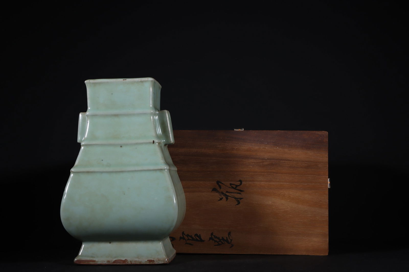 An Exquisite Guan yao Celadon Glazed Double-Ears Vase: An Exquisite Guan yao Celadon Glazed Double-Ears Vase Song Dynasty, China Size:24.8cmx15cm (The Dimensions Of All Batches Are Manually Measured.If You Need More Detailed Information, Please Contact