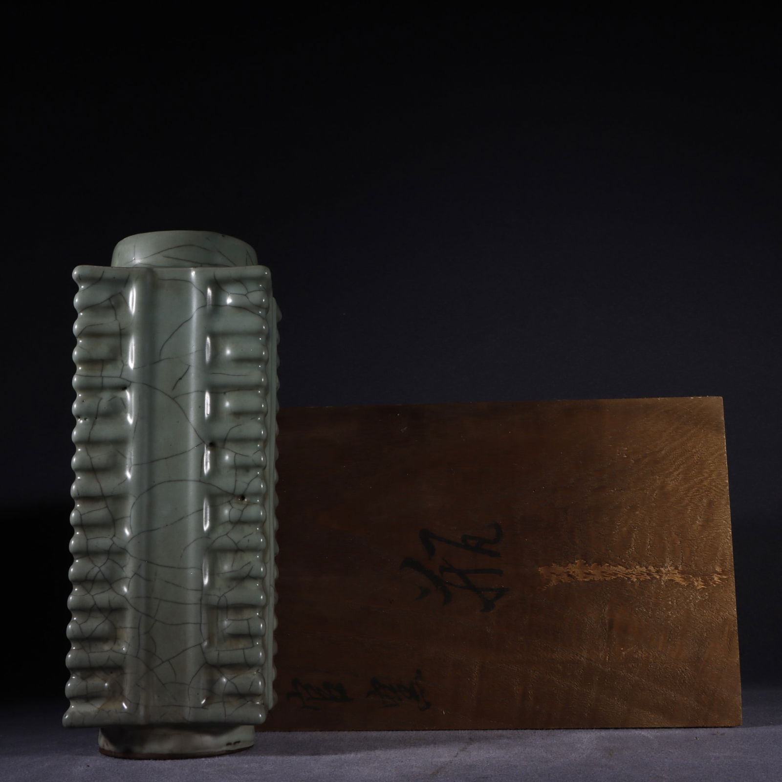 An Exquisite Guan yao Celadon Glazed Vase: An Exquisite Guan yao Celadon Glazed Vase Song Dynasty, China Size:28.2cmx10.3cm (The Dimensions Of All Batches Are Manually Measured.If You Need More Detailed Information, Please Contact Our