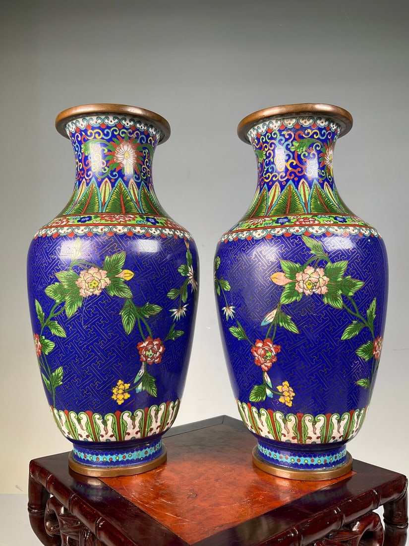 A Pair of Exquisite Cloisonne Flower Pattern Vase: A Pair of Exquisite Cloisonne Flower Pattern Vase the Republic of China Size:23cm Weight:1338g (The Dimensions Of All Batches Are Manually Measured.If You Need More Detailed Information, Please