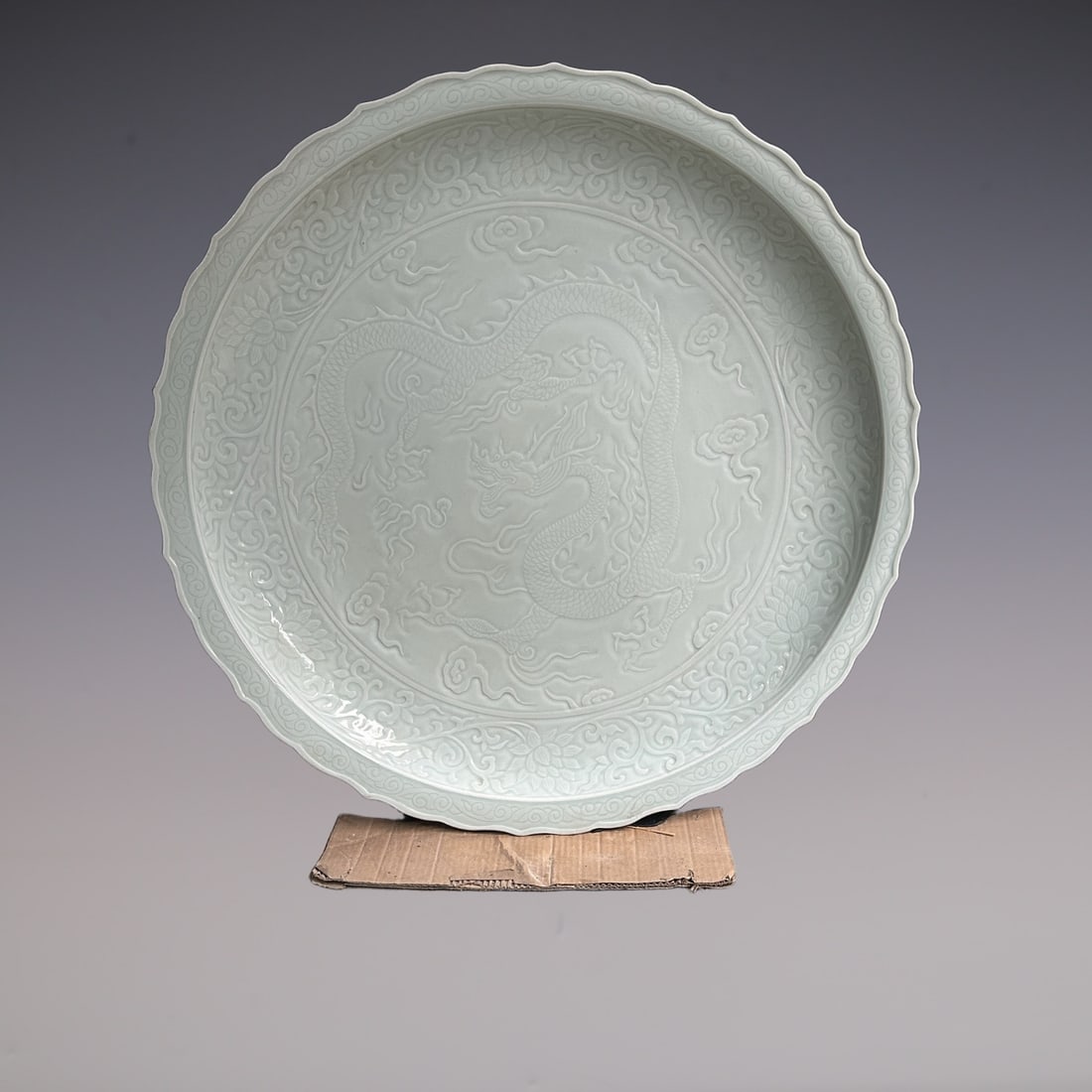 An Exquisite Shufu Glazed Dragon Pattern Plate: An Exquisite Shufu Glazed Dragon Pattern Plate Yuan Dynasty, China Size:9.5cmx95cm (The Dimensions Of All Batches Are Manually Measured.If You Need More Detailed Information, Please Contact Our