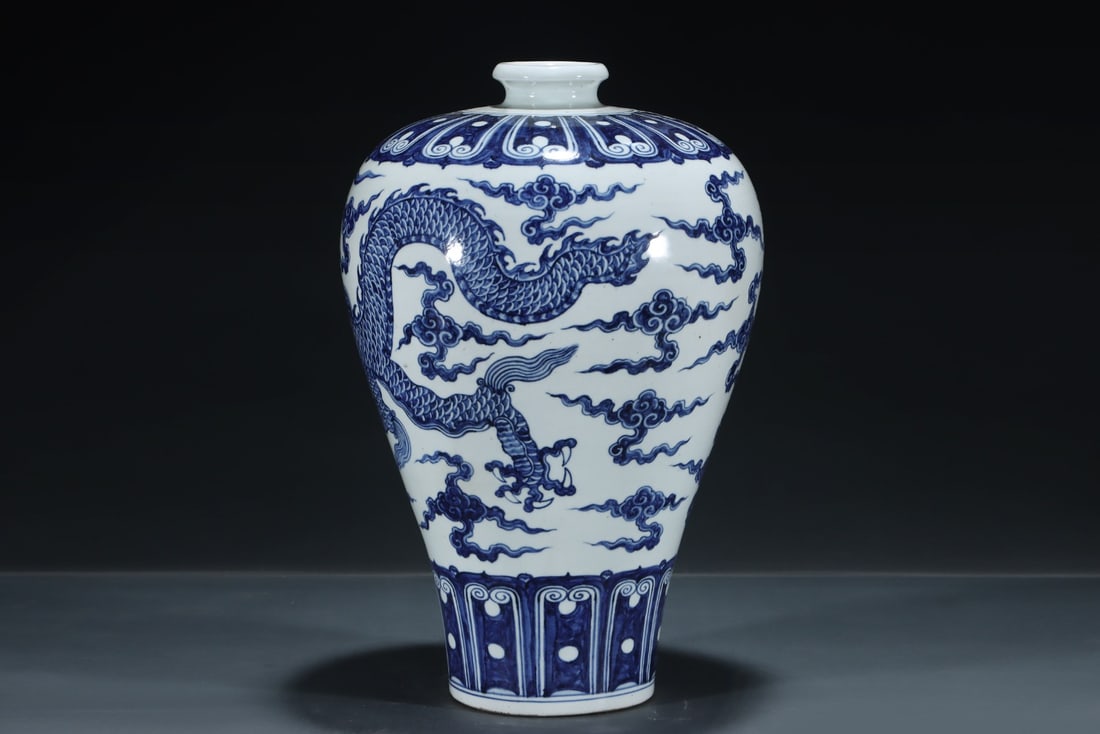 An Exquisite Blue and White Dragon Pattern Vase - 2