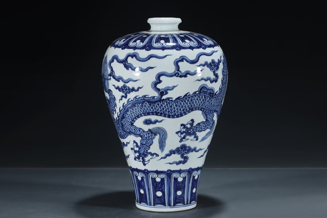 An Exquisite Blue and White Dragon Pattern Vase - 3