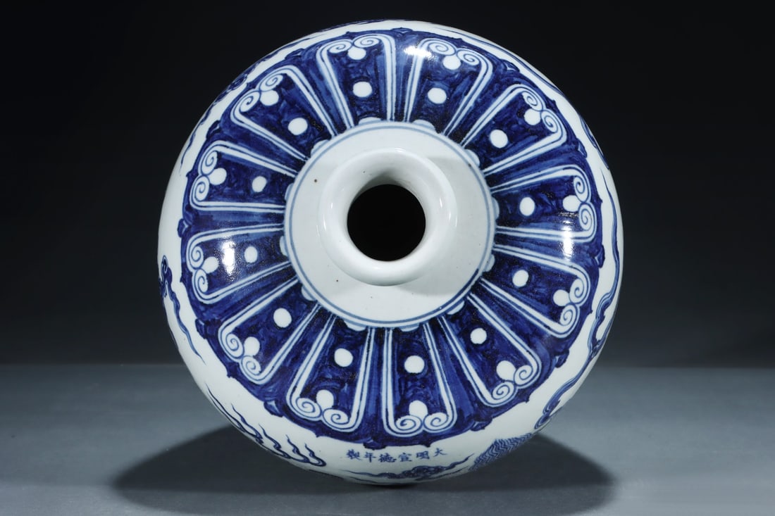 An Exquisite Blue and White Dragon Pattern Vase - 4