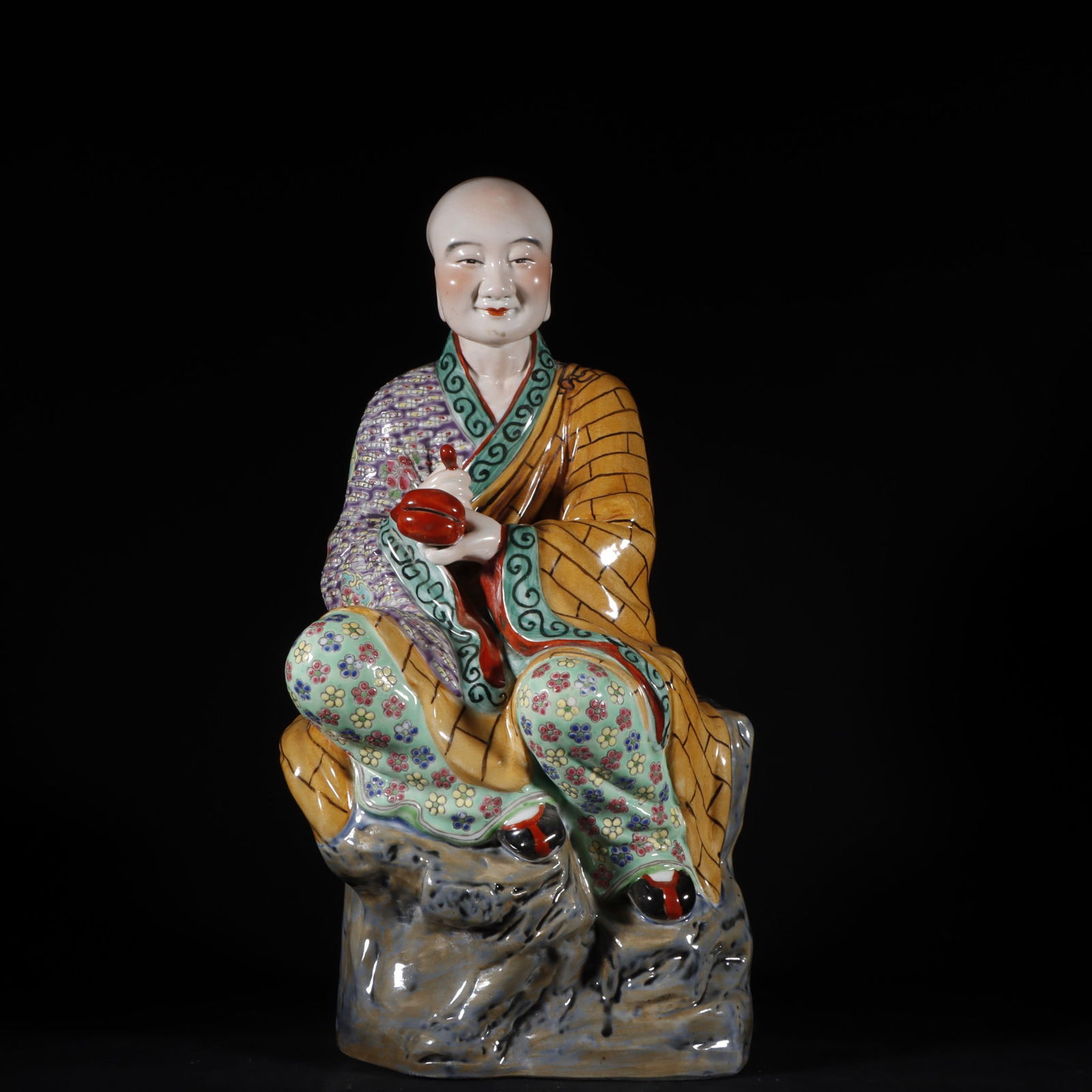An Exquisite Famille-Rose Buddha Statue: An Exquisite Famille-Rose Buddha Statue Qing Dynasty, China Size:39.8cmx21cm (The Dimensions Of All Batches Are Manually Measured.If You Need More Detailed Information, Please Contact Our Customer