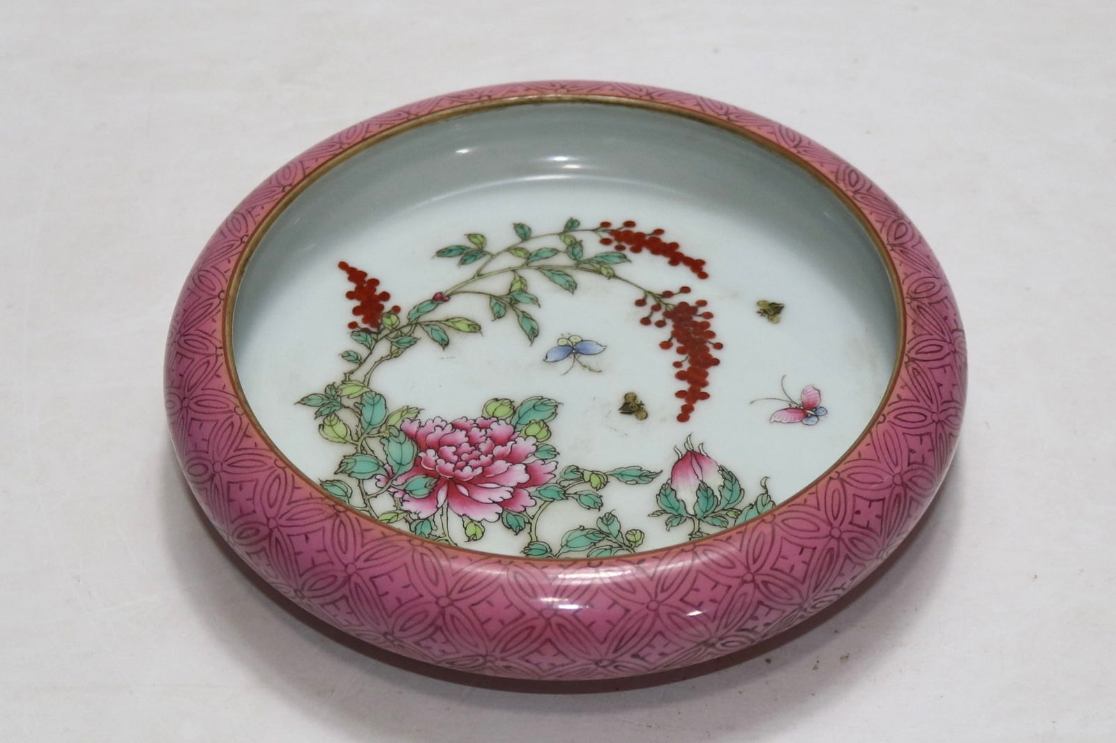 An Exquisite Famille-Rose Flower and Butterfly Pattern Brush Washer: An Exquisite Famille-Rose Flower and Butterfly Pattern Brush Washer Qing Dynasty, China Qianlong Six-character Mark Size:4.5cmx15cm (The Dimensions Of All Batches Are Manually Measured.If You Need